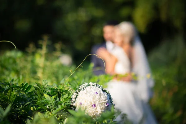 Brautstrauß Auf Einem Hintergrund Vordergrund — Stockfoto