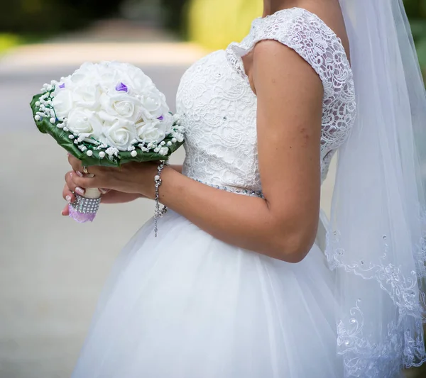 側面に花束を持つ花嫁 — ストック写真