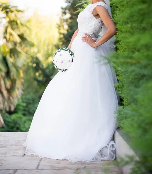 Sposa Con Bouquet Sul Lato — Foto Stock