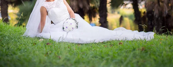 Bride Sits Lawn — Stock Photo, Image
