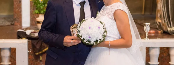 Mariés Avec Bouquet Église — Photo