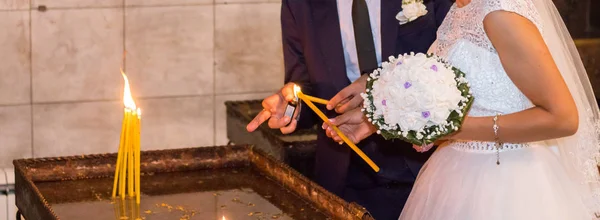 Brautpaar Stellt Kerzen Die Kirche — Stockfoto
