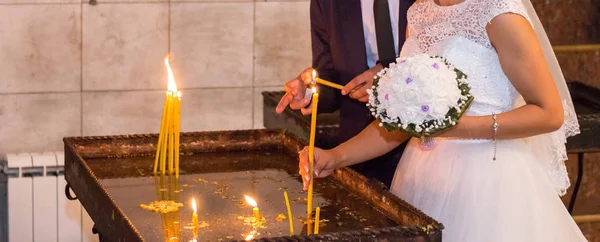 Bruden Och Brudgummen Sätter Ljus Kyrkan — Stockfoto