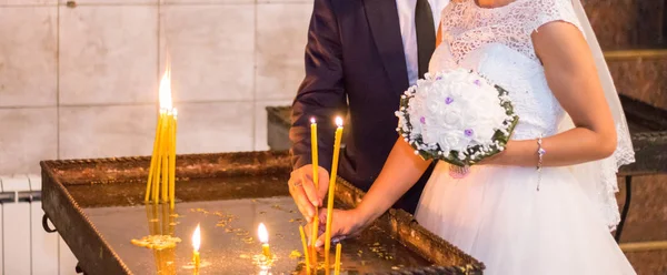 Gelin Damat Kilisede Mum Koymak — Stok fotoğraf