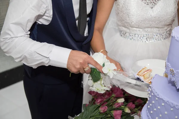 결혼식 케이크를 자르는 — 스톡 사진