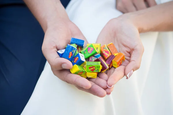 Chewing Gum Love Hands Bride — ストック写真