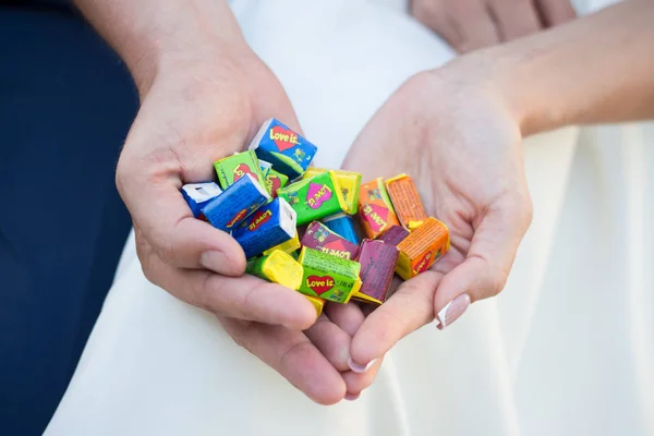 Kauwgom Liefde Handen Van Bruid — Stockfoto