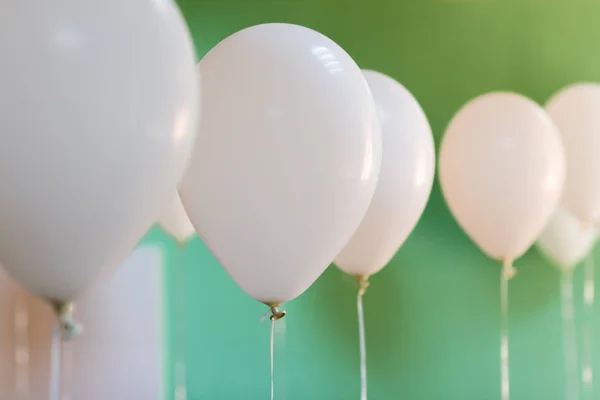Süslü beyaz toplar. Şenlik balonları