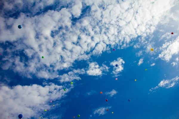 Cielo Azul Con Nubes Bolas Colores — Foto de Stock