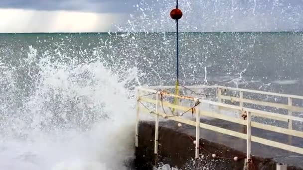 Θύελλα Στη Μαύρη Θάλασσα Βρώμικο Νερό Και Μεγάλα Κύματα — Αρχείο Βίντεο