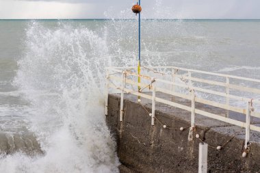 Karadeniz fırtınası. Kirli su ve büyük dalgalar