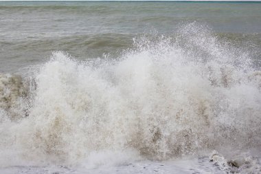 Karadeniz fırtınası. Kirli su ve büyük dalgalar