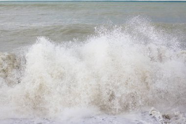 Karadeniz fırtınası. Kirli su ve büyük dalgalar