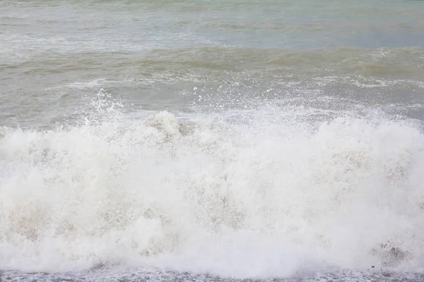 黒海の嵐 汚れた水と大きな波 — ストック写真