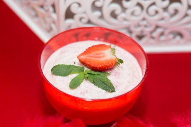 Çilek ve nane ile Krem tatlı