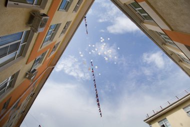 Balonlar ile gökyüzü evlerden açıları