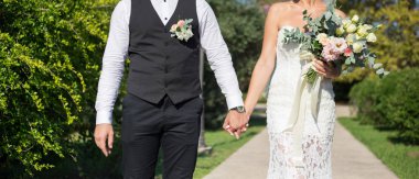 Yeni evliler el ele gidiyor