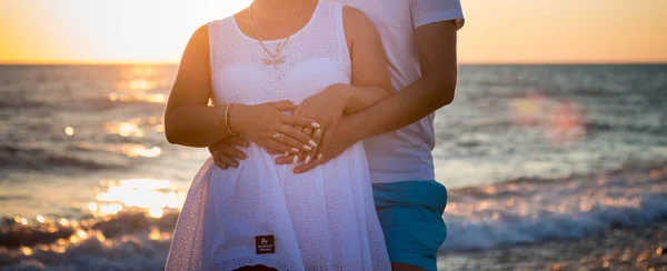 Amantes Abraço Pôr Sol Fundo — Fotografia de Stock