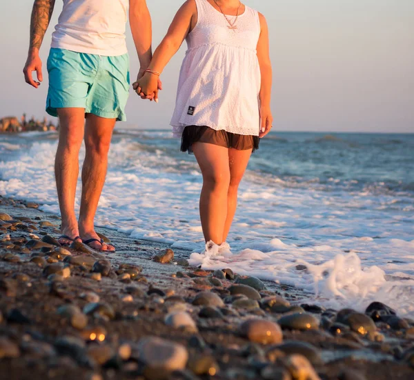 Junges Paar Hält Händchen Strand Bei Sonnenuntergang — Stockfoto