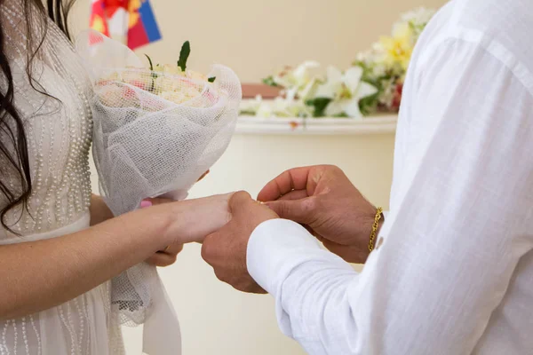 Groom Puts Ring Bride — Stock Photo, Image