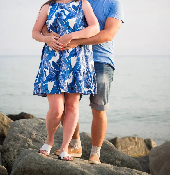 Los Amantes Pie Grandes Piedras Junto Mar —  Fotos de Stock