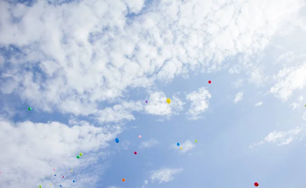 Cielo Azul Con Nubes Bolas Colores — Foto de Stock