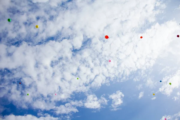 Cielo Azul Con Nubes Bolas Colores — Foto de Stock