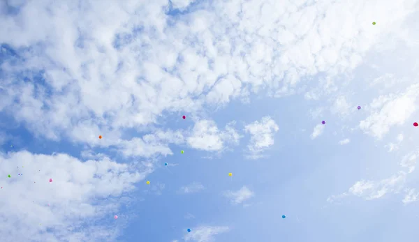 Cielo Blu Con Nuvole Palline Colorate — Foto Stock