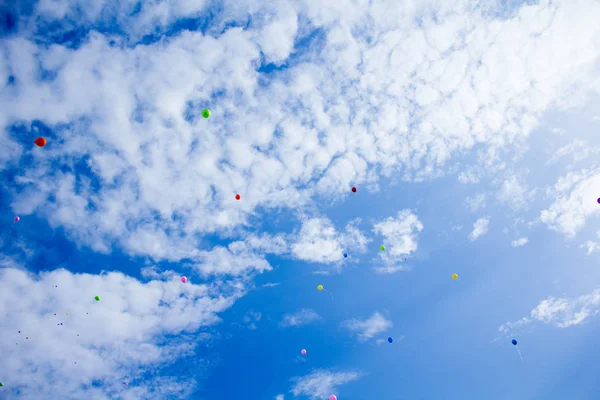 Bulutlar Renkli Topları Ile Mavi Gökyüzü — Stok fotoğraf