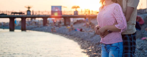 Amantes Abrazados Atardecer Por Mar — Foto de Stock