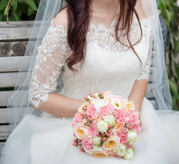 Bride Sits Bench Bouquet — Stock Photo, Image