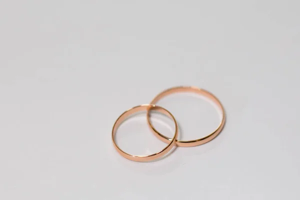 白い背景に結婚指輪 — ストック写真