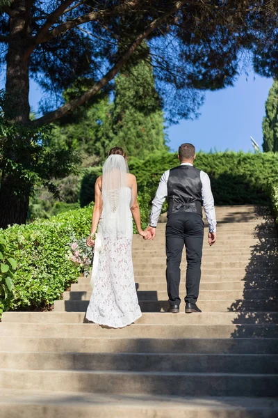 新婚夫婦は階段に立つ — ストック写真