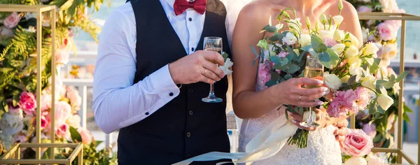 Bruid Bruidegom Met Champagne Hun Handen — Stockfoto