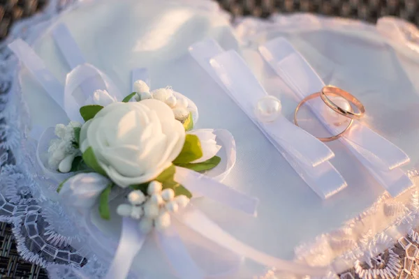 Wedding Rings Satin Heart Shaped Cushion — Stock Photo, Image