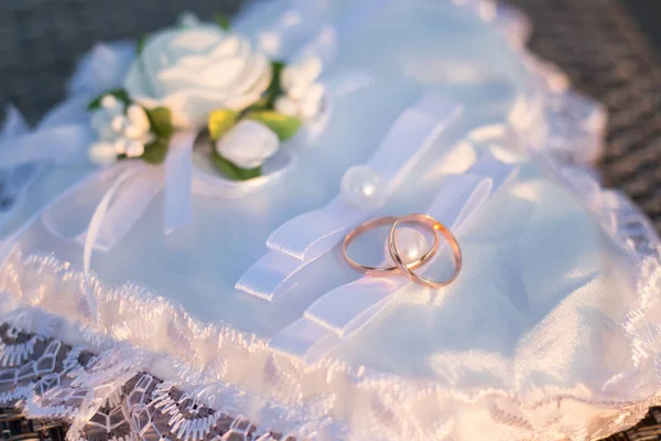 Wedding Rings Satin Heart Shaped Cushion — Stock Photo, Image