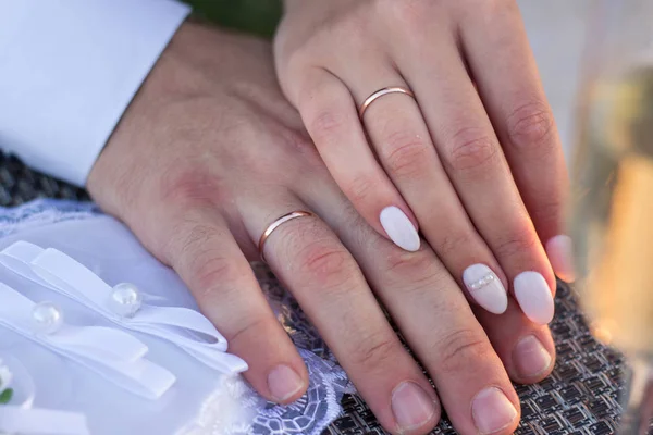 Mano Mano Recién Casados — Foto de Stock