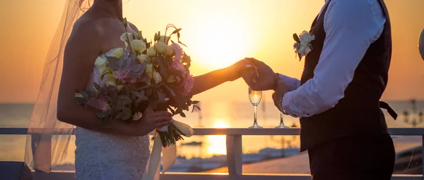 Jonggehuwden Hand Hand Bij Zonsondergang — Stockfoto