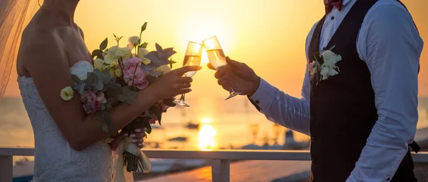 Bruden Och Brudgummen Med Champagne Solnedgången — Stockfoto