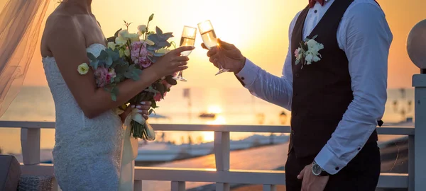 Bruid Bruidegom Met Champagne Bij Zonsondergang — Stockfoto