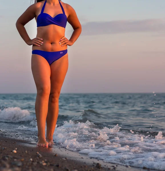 Donna Bikini Sulla Spiaggia — Foto Stock