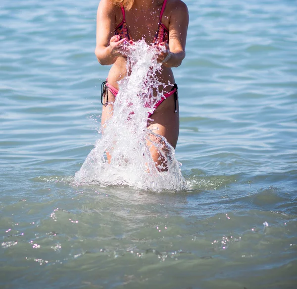Kobieta Rozprysków Wody Morza — Zdjęcie stockowe