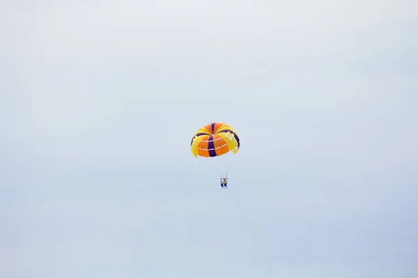 Gente Vola Con Paracadute Sul Mare — Foto Stock