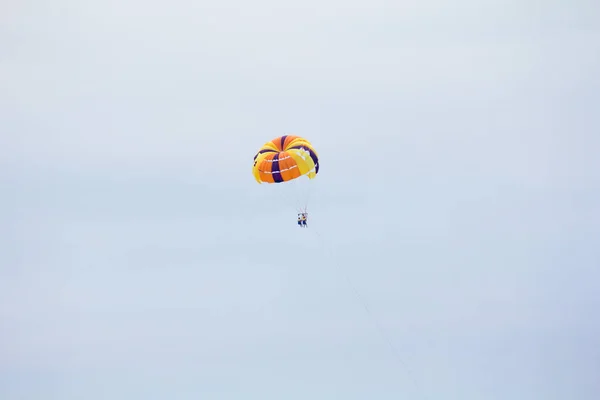 People Fly Parachute Sea — Stock Photo, Image