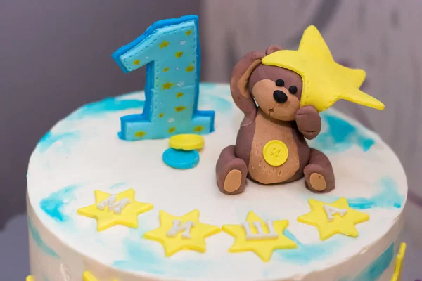 お祝いのテーブルの上の子供の誕生日ケーキ — ストック写真