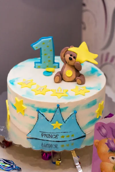 お祝いのテーブルの上の子供の誕生日ケーキ — ストック写真