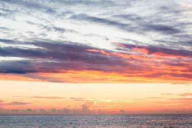Sunset bulvarında Sochi denizde. Bulutlar, mavi gökyüzü ve güneş