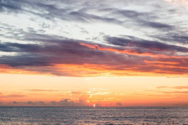 Sunset bulvarında Sochi denizde. Bulutlar, mavi gökyüzü ve güneş