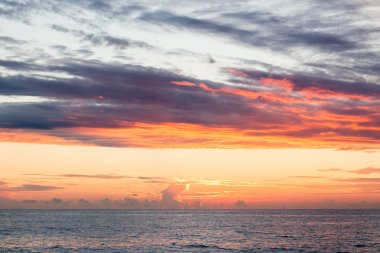 Sunset bulvarında Sochi denizde. Bulutlar, mavi gökyüzü ve güneş