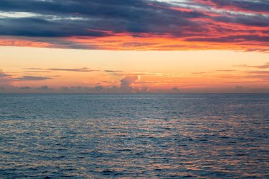Sunset bulvarında Sochi denizde. Bulutlar, mavi gökyüzü ve güneş